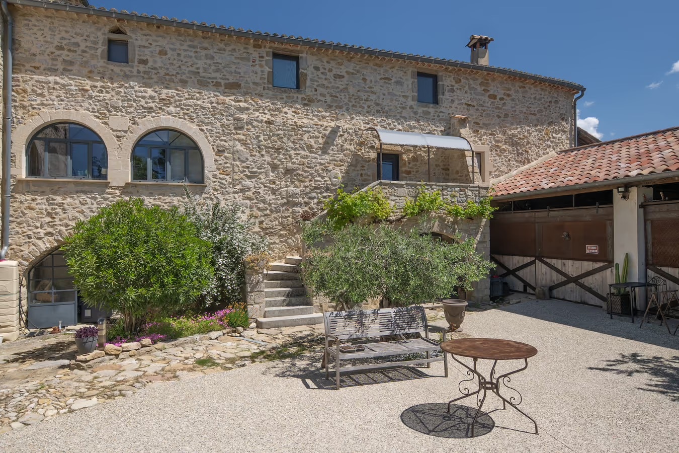 Gite_Mas_Dujau-Lolivier-l-30 Entrée du gîte l'olivier au Mas Dujau en Ardèche
